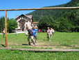 Ein Fußballplatz, ein Freischwimmbad und ein Volleyballfeld gehören zum Schullandheim dazu